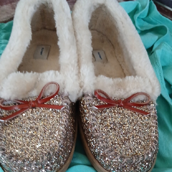 Old Navy Gold Glitter Slippers with Red Bow - Picture 1 of 4